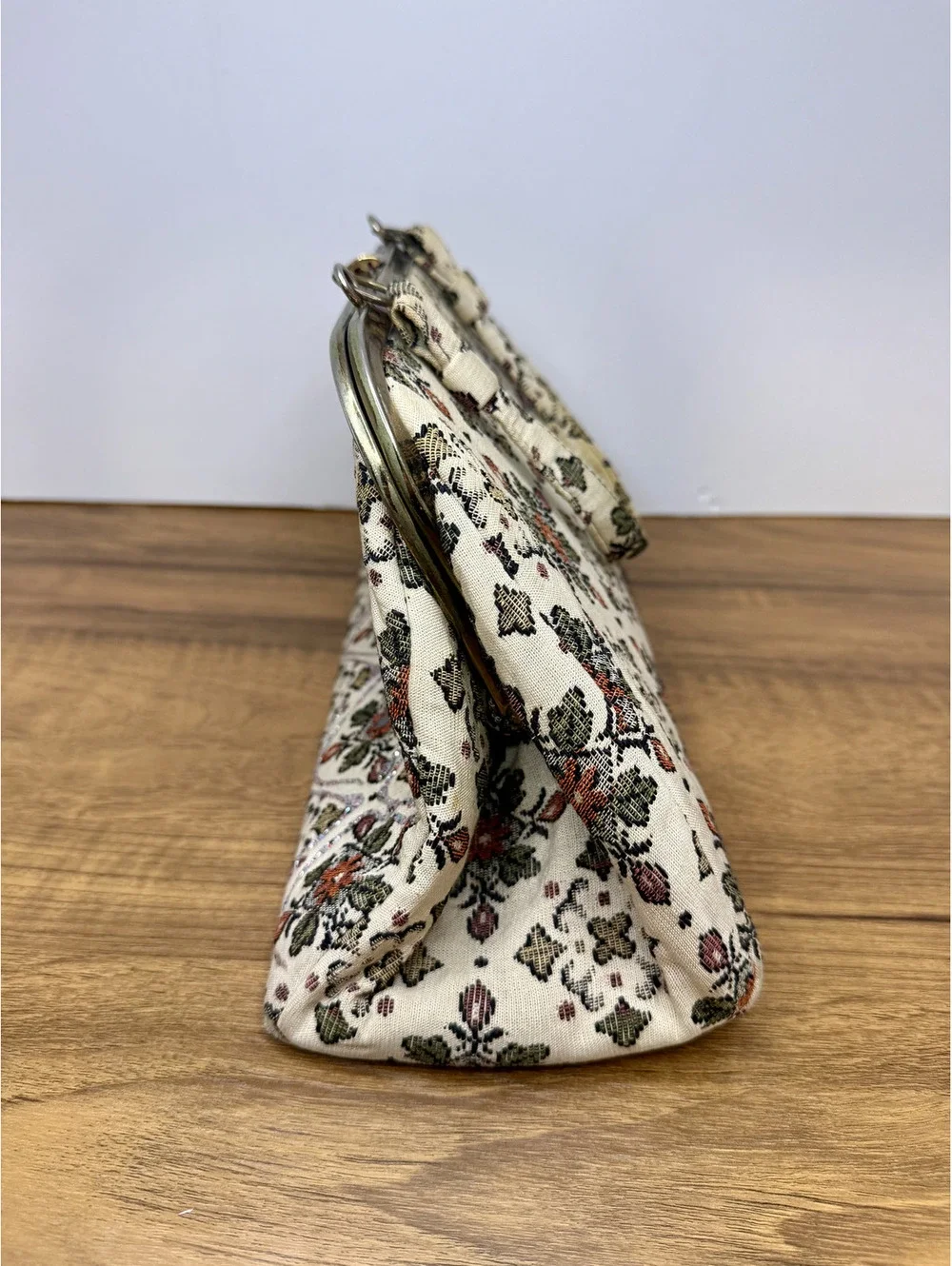 Vintage Floral Tapestry Frame Handbag – Red Velvet & Rhinestone Accents